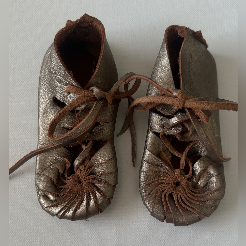 Django girl’s medieval stylemetallic brown leather.  Size 5T.